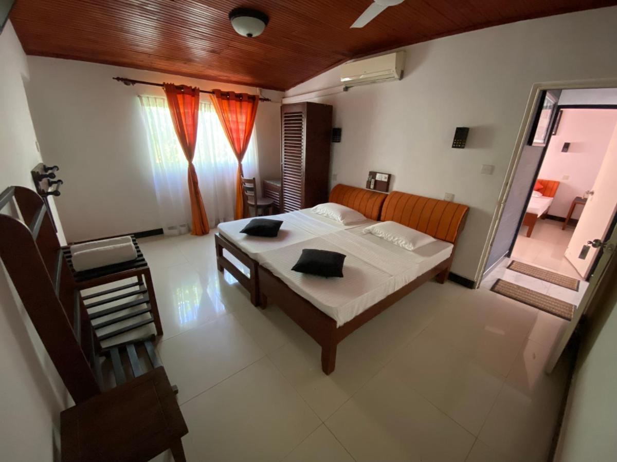 Beach Walk Hotel Unawatuna Esterno foto