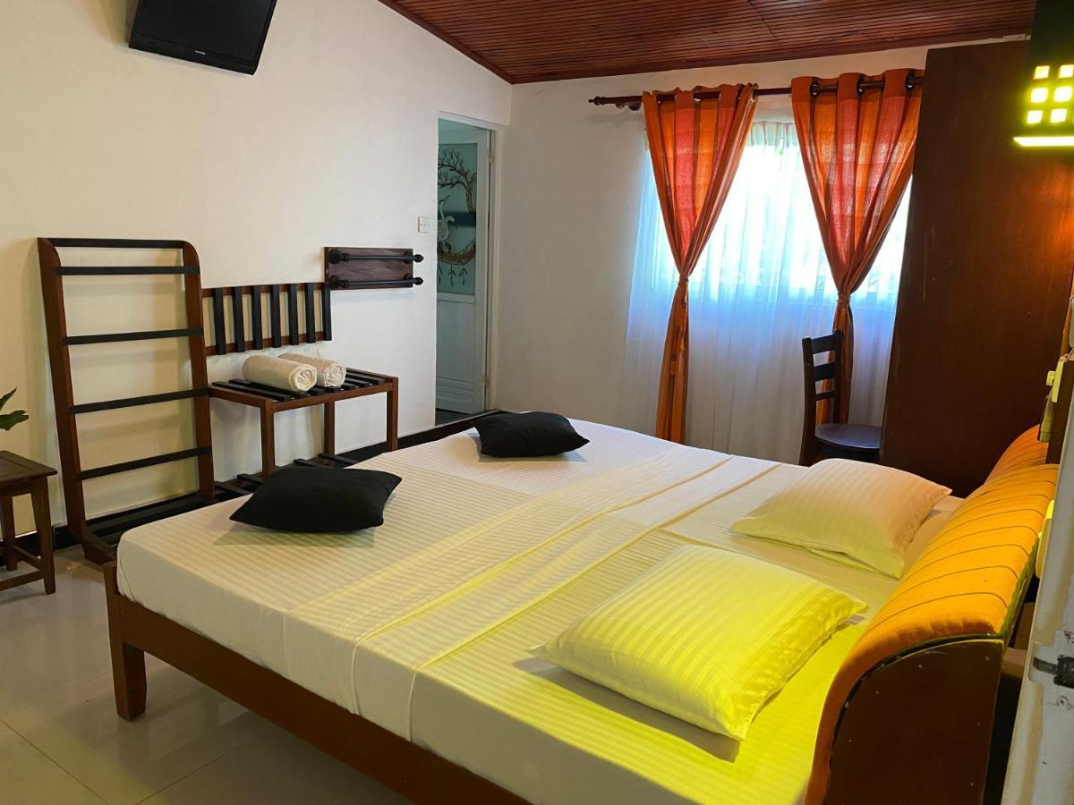 Beach Walk Hotel Unawatuna Esterno foto